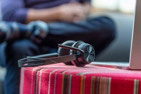 Poly Zestaw słuchawkowy Voyager Focus 2 z certyfikatem Microsoft Teams USB-C-C + przejściówka USB-C/A + podstawka ładująca 9T9J6