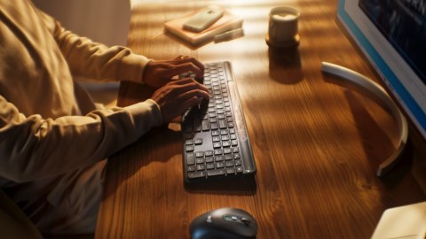 Logitech Signature Slim Solar+ K980 klawiatura Uniwersalne RF Wireless + Bluetooth QWERTY UK międzynarodowy Grafitowy