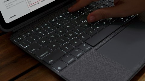 Klawiatura Logitech Bluetooth Combo Touch iPad 10. generacji